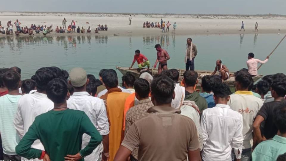 boat capsized in Sharda river in Sitapur three died 12 are in critical condition many are missing