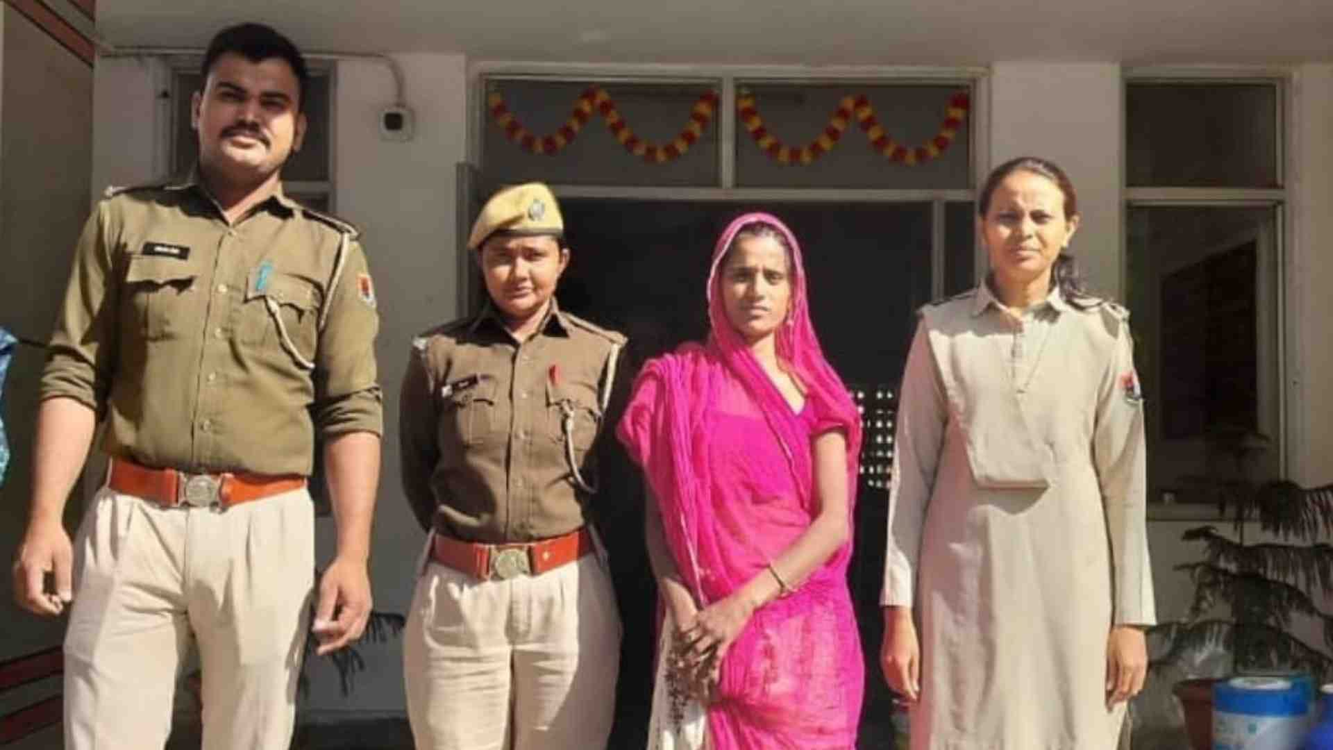पुलिस की गिरफ्त में आरोपी महिला।