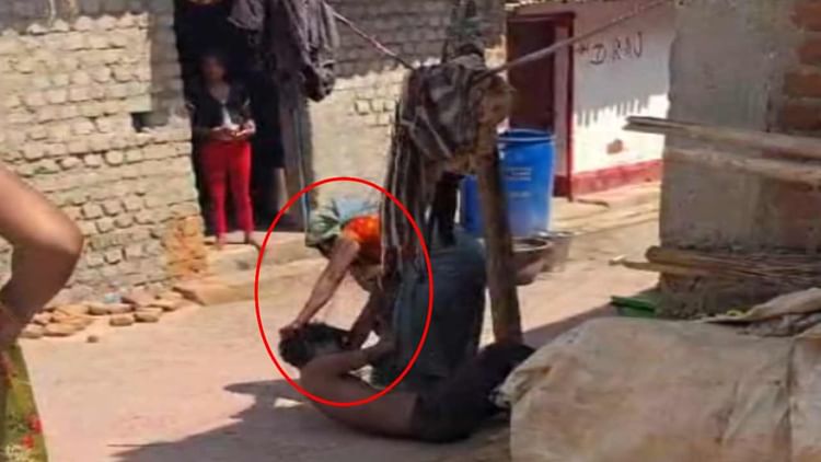 'खून पसीने की कमाई है': होली में दारू-मुर्गा पार्टी पर खर्च कर डाले पैसे, भड़की पत्नी ने बीच सड़क पर जमकर पीटा
