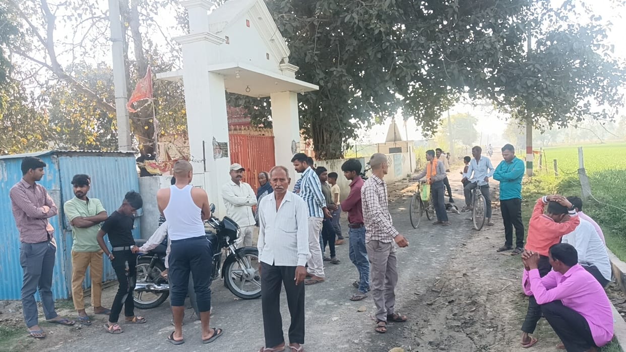 Anti-social elements tried to spoil the atmosphere broke the plaques on the temple gate in shahjahanpur