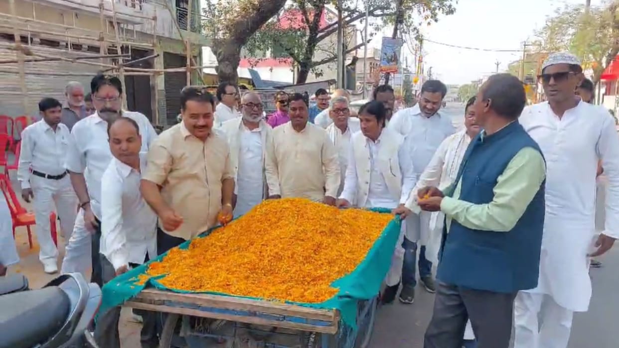Ganga-Jamuni tehzeeb on Holi Message of mutual brotherhood given by throwing flowers