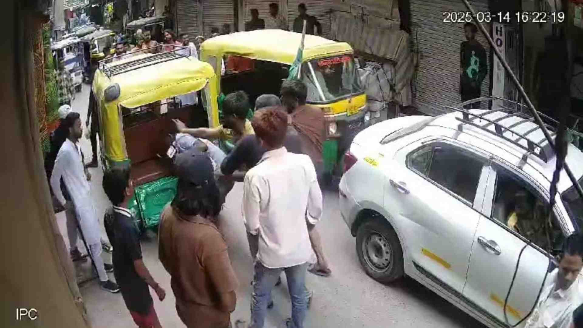 राहगीर से मारपीट करता युवक।