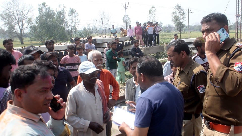 couple and daughter reached on track After a dispute hit by train man saved their son in Rampur