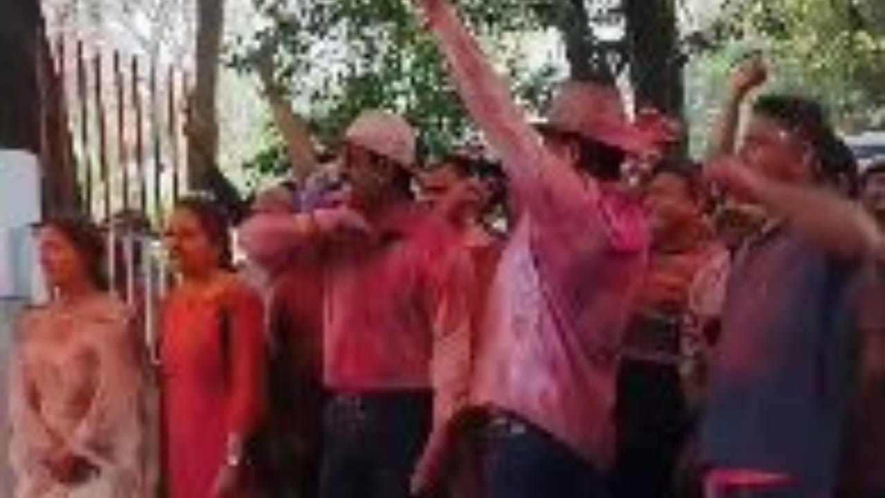 SSP Anurag Arya dance with police officers on Holi in bareilly