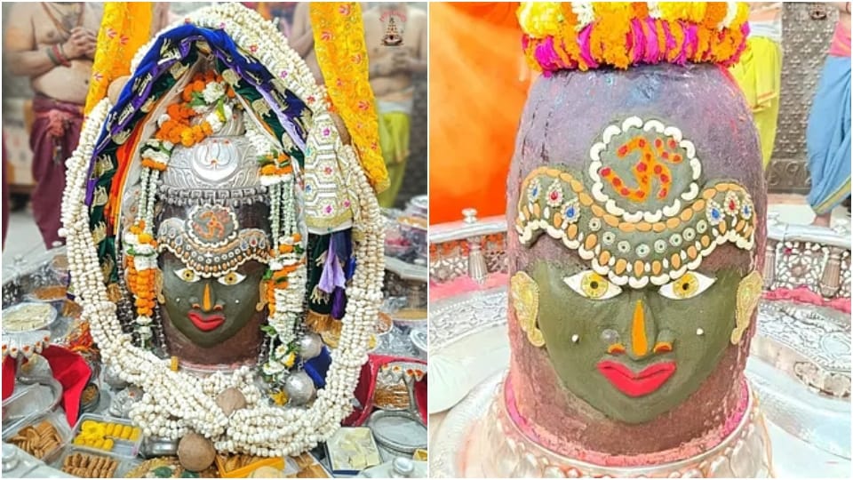 Bhasma Aarti - Baba Mahakal was adorned with makhana and garland of skulls