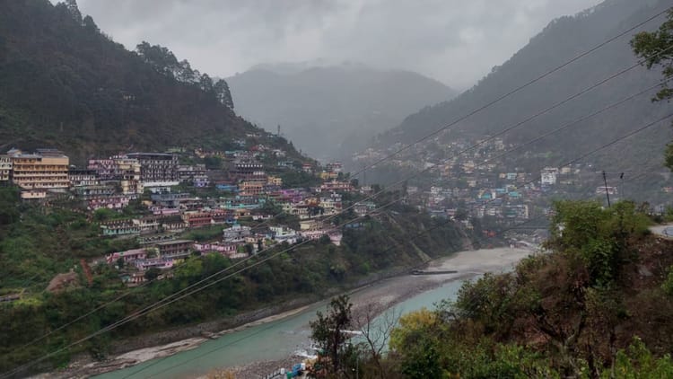 Uttarakhand Weather: मैदान में झमाझम बारिश...पहाड़ों में तेज हवाएं, आने वाले दिनों में जानें कैसा रहेगा हाल