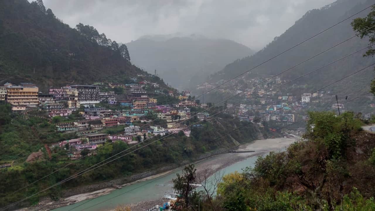 Chamoli News Cracks in 50 houses are getting deeper in lwani village Dewal Karanprayag Houses in danger