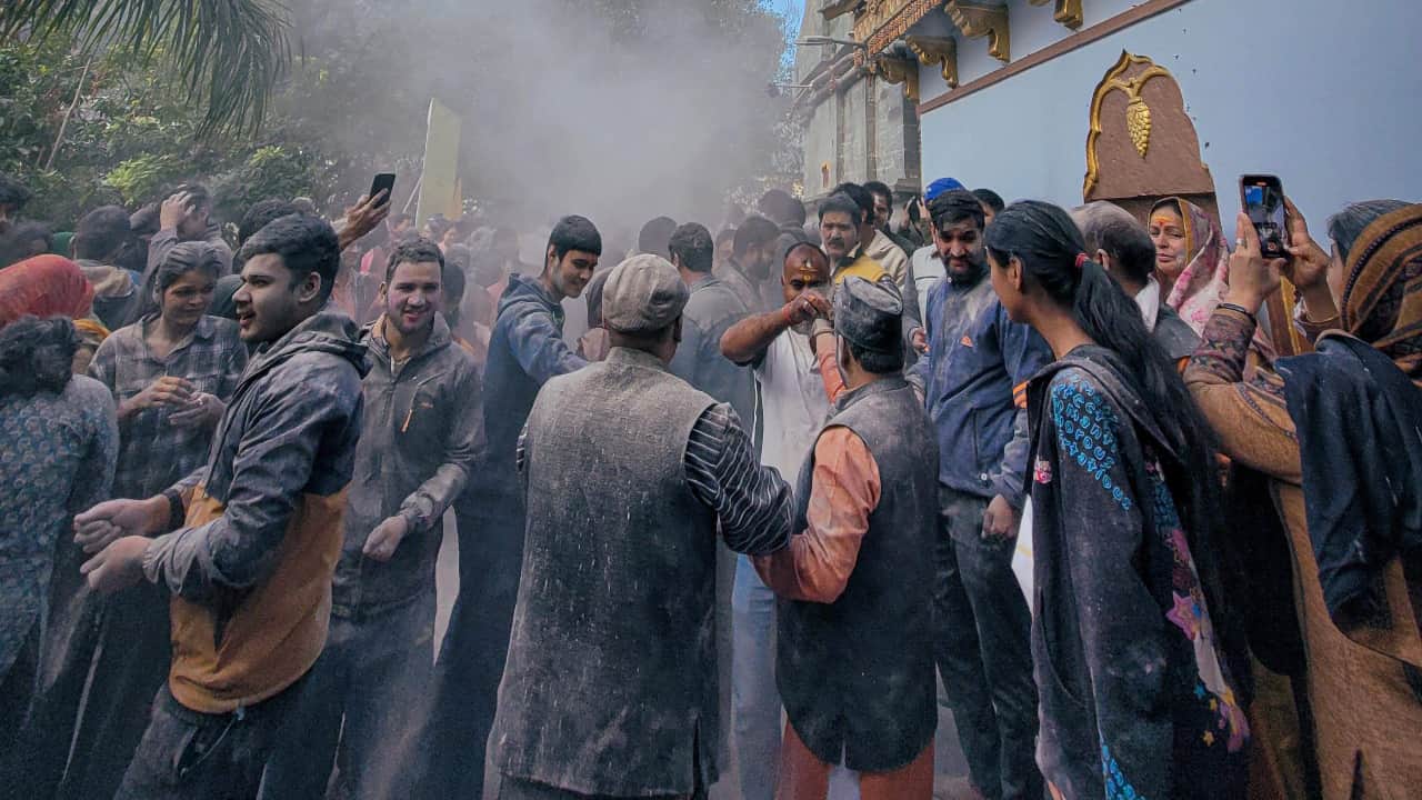 Holi five traditional places in Kashi filled with joy and colors Naga Sadhus celebrated Holi in Akharas