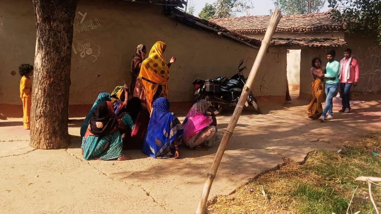 Dispute between couple over playing with colours in mirzapur wife
