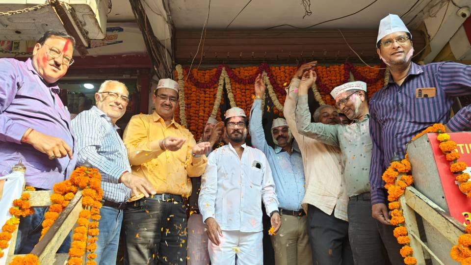 Holi 2025: Traders in Lucknow played Holi with flower gulal congratulated each other by applying gulal