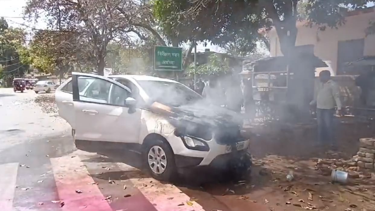 Fire broke out in a car in Ayodhya.