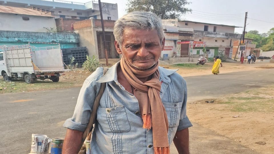At age of 82 walks 12 kilometers every day youth should learn from him in Balrampur Ramanujganj