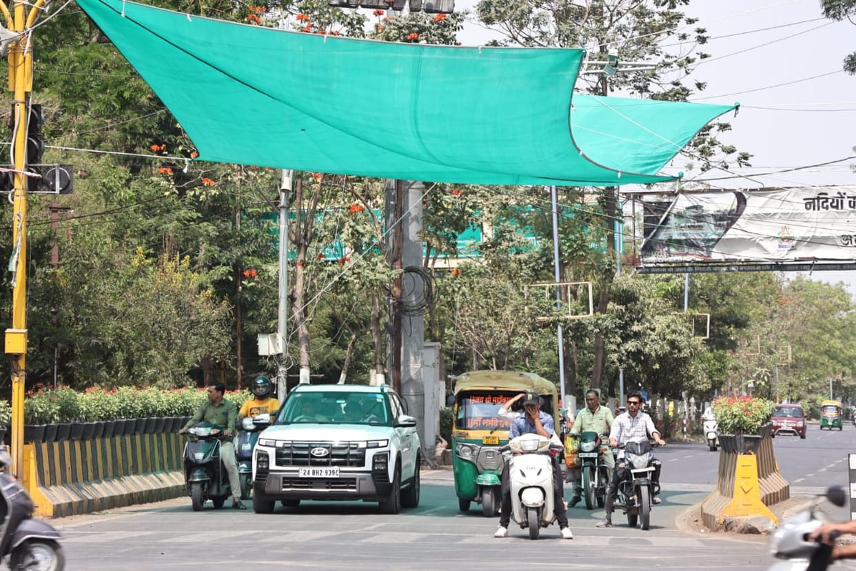 Indore News: To avoid heat, the corporation is installing green nets on the intersections of Indore
