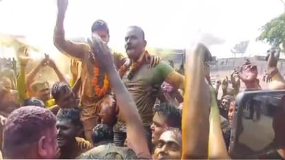 डीएम-एसपी और सीओ ने खेली होली
