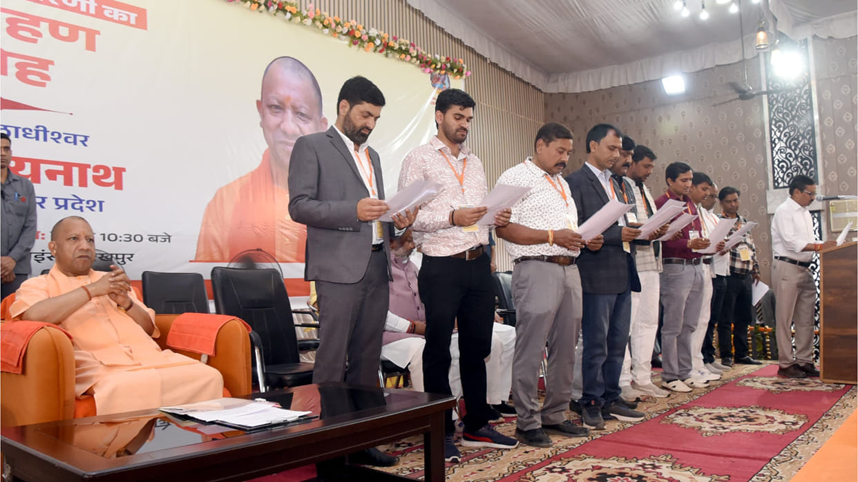 CM Yogi was present at the swearing in ceremony of the new executive of Gorakhpur Press Club