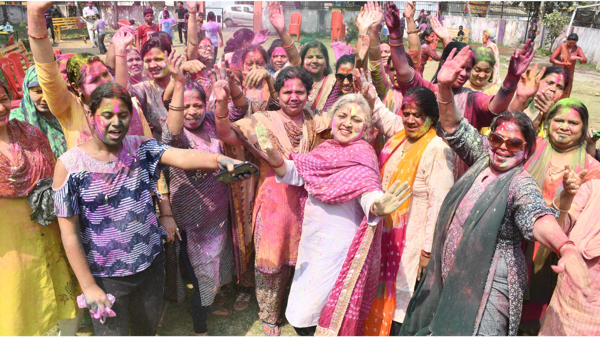 In Gorakhpur, The color of fun prevailed, Gorakshnagari was immersed in joy