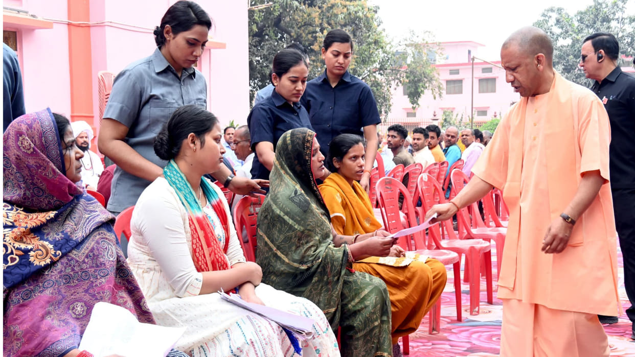 150 people reached Gorakhnath temple for public darshan, CM Yogi heard their problems, today was third day