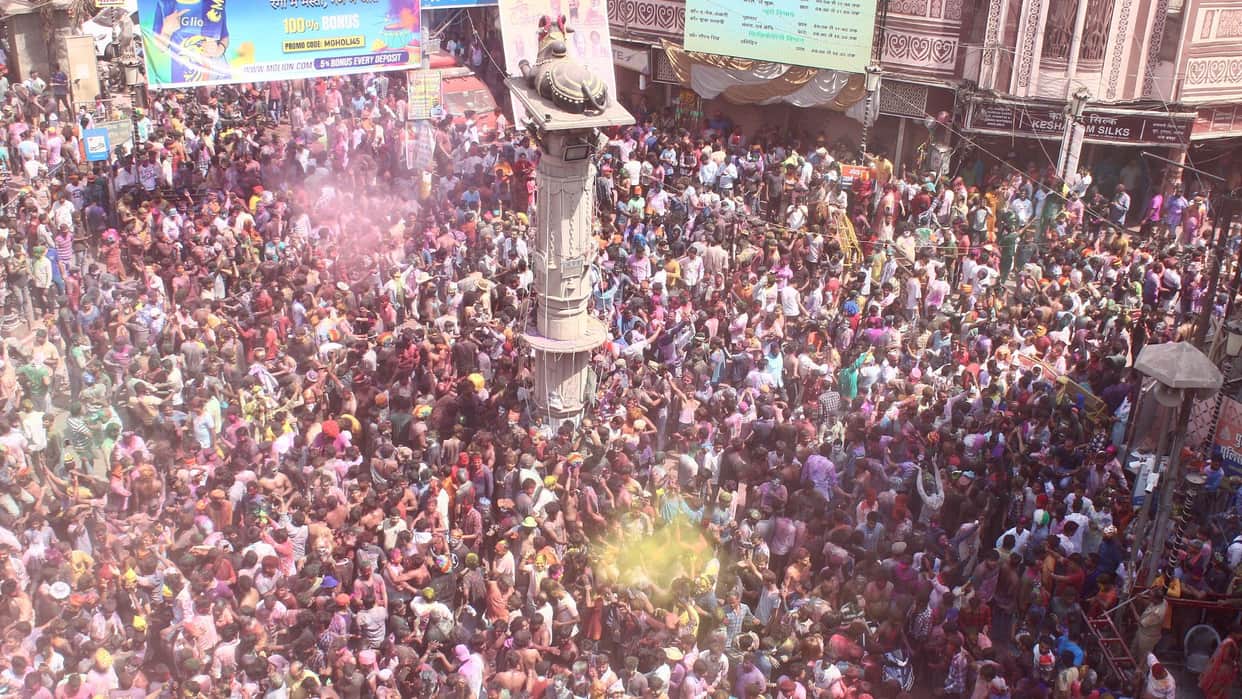 Holi uproar spread from streets to ghats people danced to tune of Jogira Sarararara