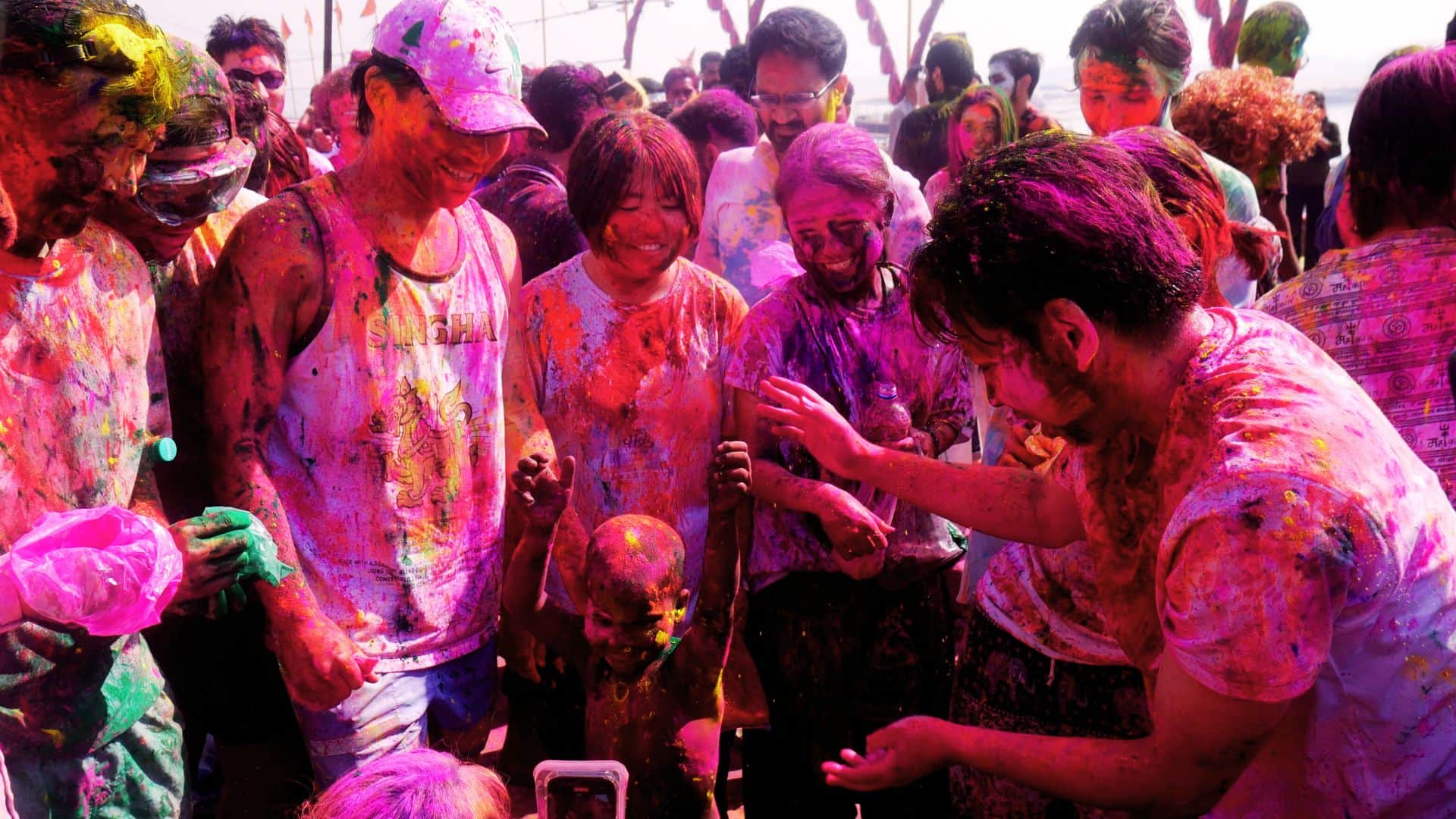 Holi uproar spread from streets to ghats people danced to tune of Jogira Sarararara