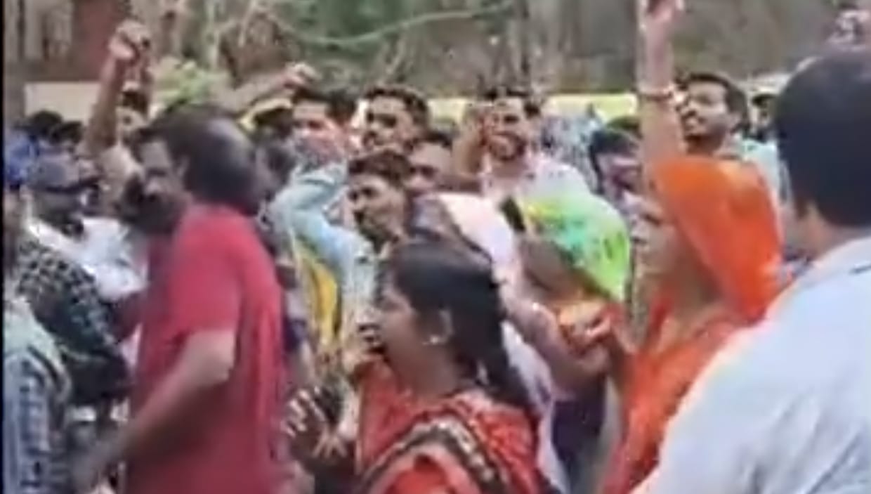 Indore News: Residents protested against lawyers at Pardesipura police station, police officers also protested