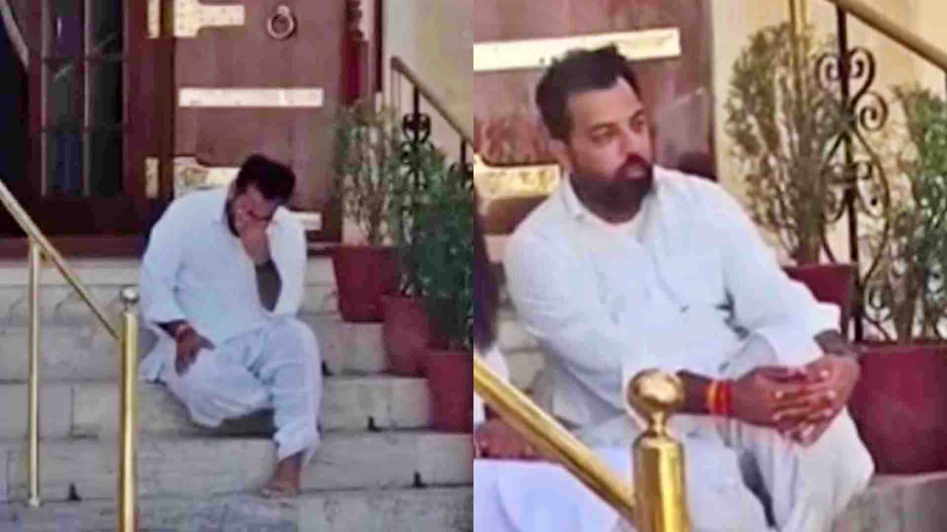 कमरे की सीढ़ियों पर बैठे लक्ष्यराज सिंह मेवाड़।