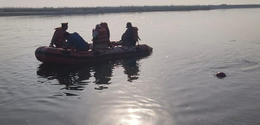 Kanpur accident All four had gone to remove colour making reel prove costly woman thrown her sari to save them
