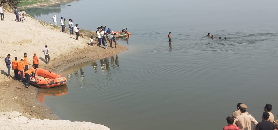 Kanpur accident All four had gone to remove colour making reel prove costly woman thrown her sari to save them