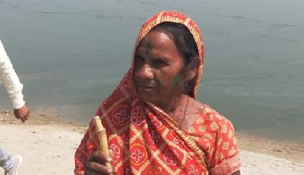 Kanpur accident All four had gone to remove colour making reel prove costly woman thrown her sari to save them