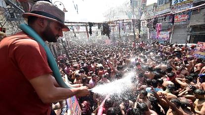 unique confluence of fun, entertainment and frolic in the world famous Loknath's Kapdafaad Holi