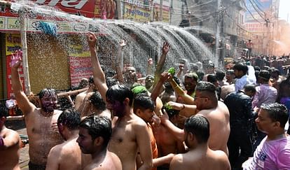 unique confluence of fun, entertainment and frolic in the world famous Loknath's Kapdafaad Holi