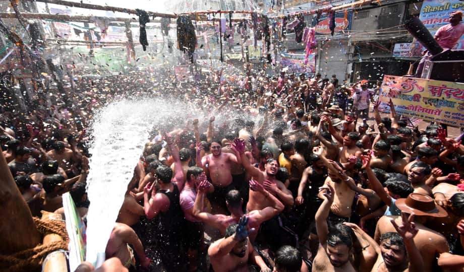 unique confluence of fun, entertainment and frolic in the world famous Loknath's Kapdafaad Holi