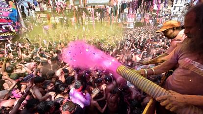 unique confluence of fun, entertainment and frolic in the world famous Loknath's Kapdafaad Holi