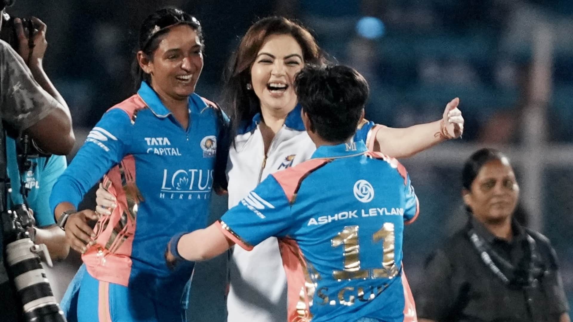 WPL 2025: Mumbai players were overjoyed after winning the title Nita Ambani praised Harmanpreet Kaur Photos