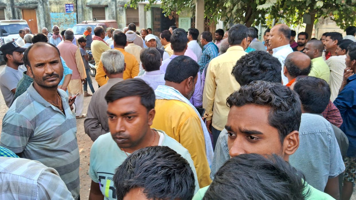 Madhubani News: Criminals entered house on pretext of Holi and beat father to death, son seriously injured