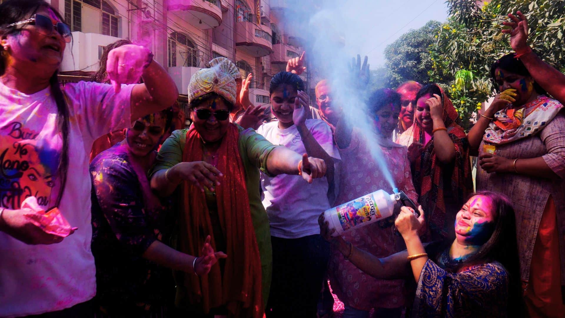 Holi uproar spread from streets to ghats people danced to tune of Jogira Sarararara
