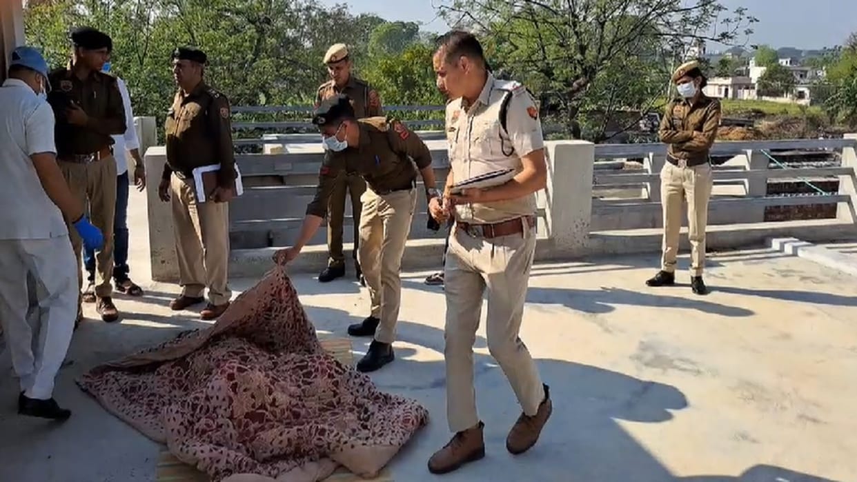 Dead bodies of lovers found in Dadri house: FSL team and police on the spot, samples of food and other items t