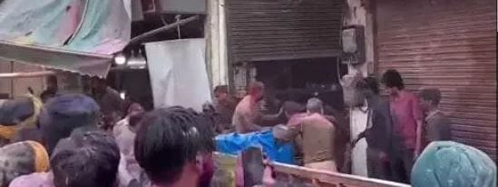baankebihaaree mandir ke paas do pakshon mein maarapeet, veediyo vaayaral
