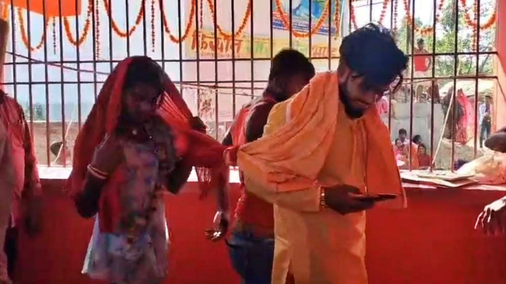 Muzaffarpur: Villagers got youth married who had come to his brother's in-laws house to play Holi see pictures