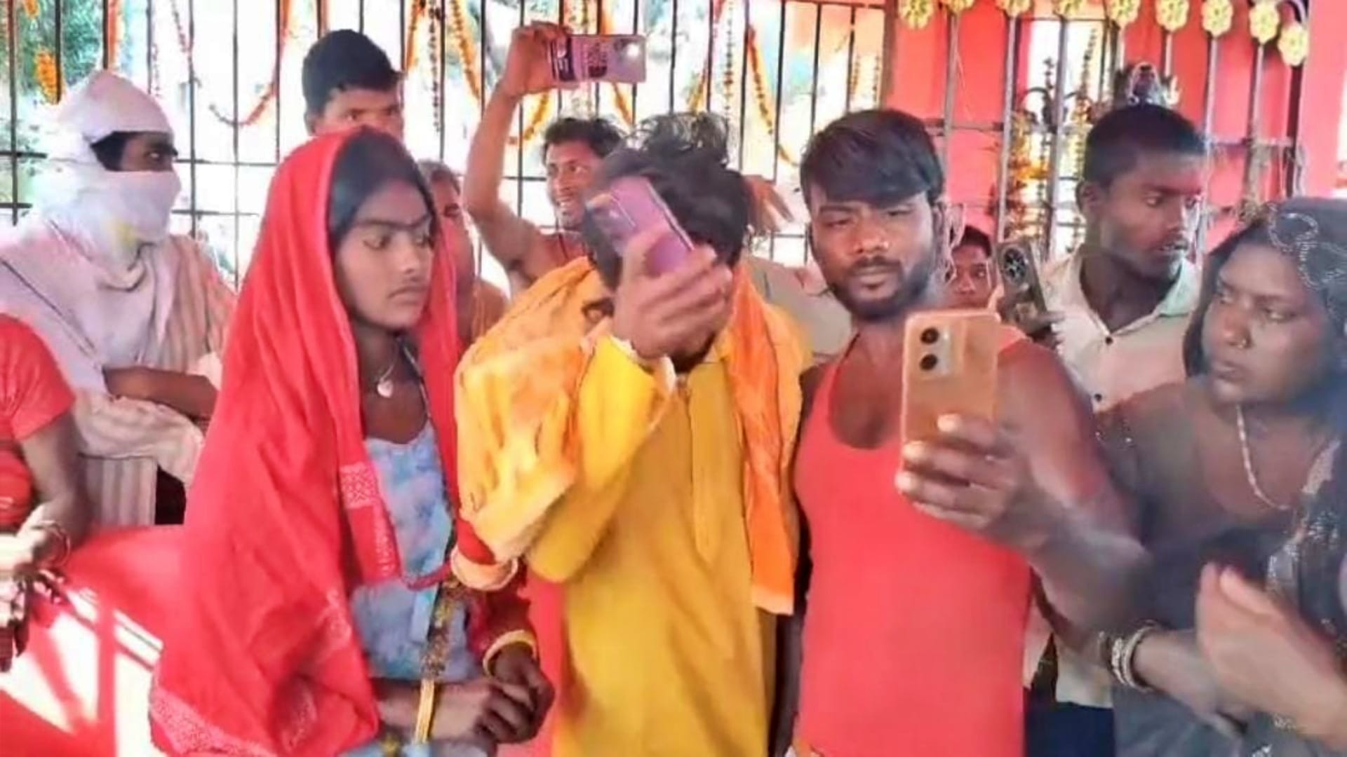 Muzaffarpur: Villagers got youth married who had come to his brother's in-laws house to play Holi see pictures