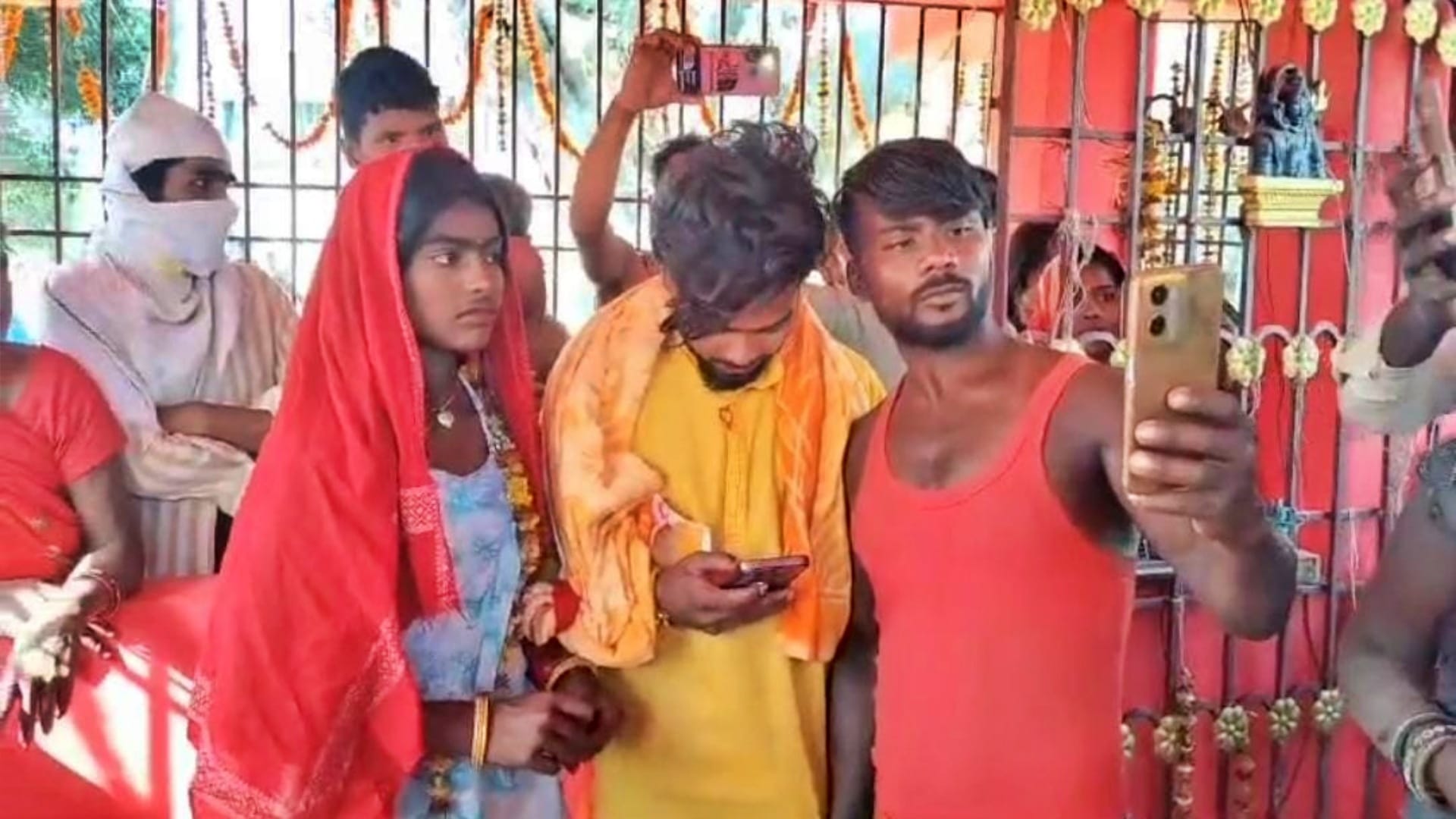 Muzaffarpur: Villagers got youth married who had come to his brother's in-laws house to play Holi see pictures