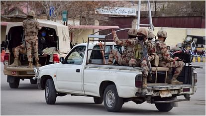 Balochistan: ट्रेन हाईजैक के बाद पाकिस्तानी सुरक्षा बल को ले जा रही बस में विस्फोट, पांच अधिकारियों की मौत Explosion in a bus carrying Pakistani security forces, army officers killed, soldiers injured