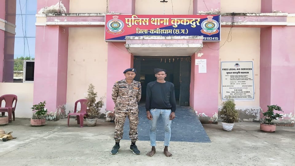 पुलिस की गिरफ्त में आरोपी