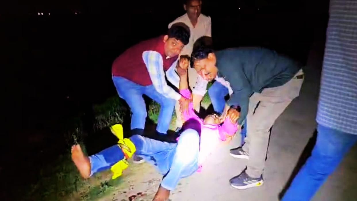 Police shot the misdeed accused in chandauli taken girl from her home to field on Holi