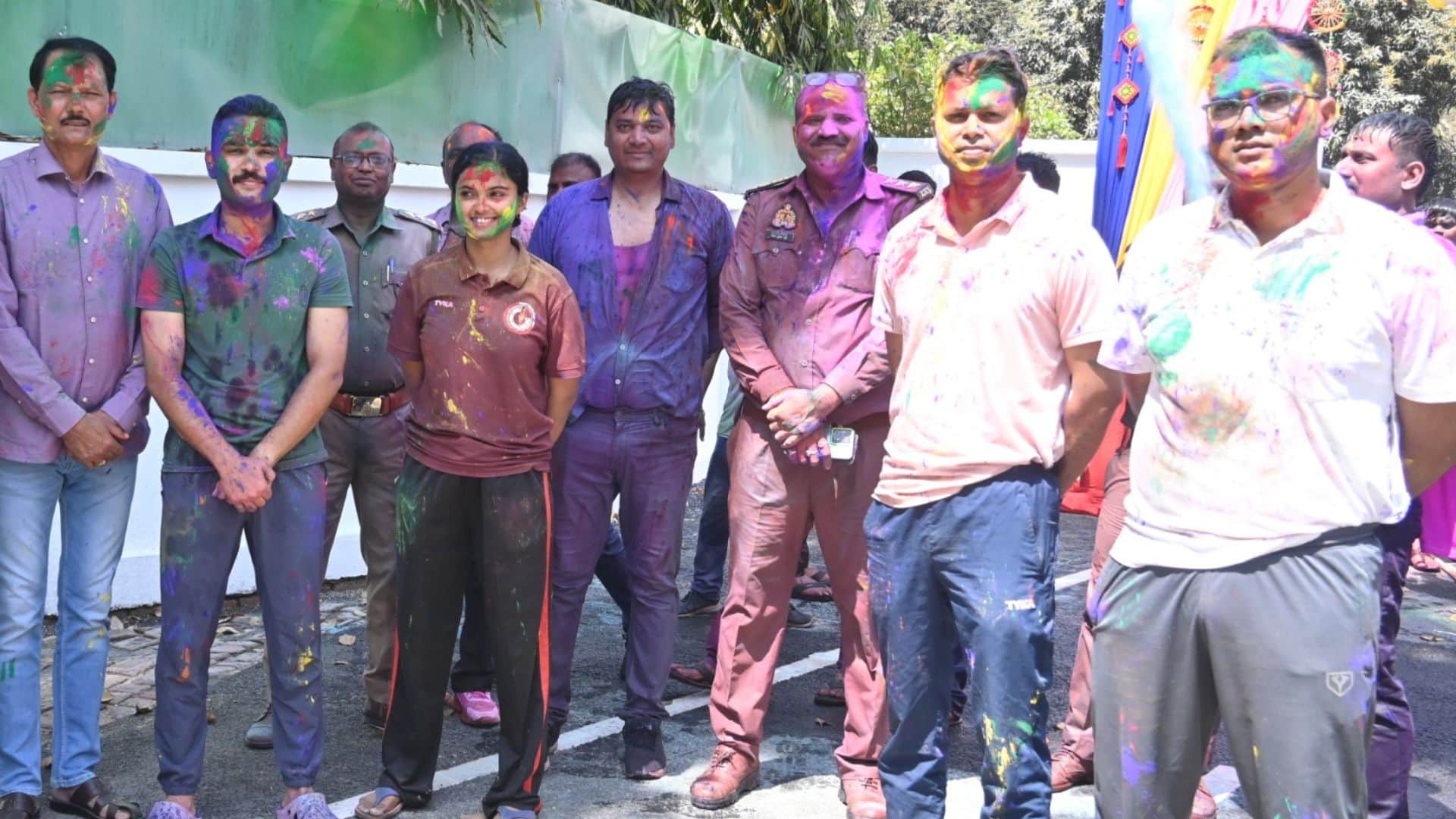 Holi uproar spread from streets to ghats people danced to tune of Jogira Sarararara