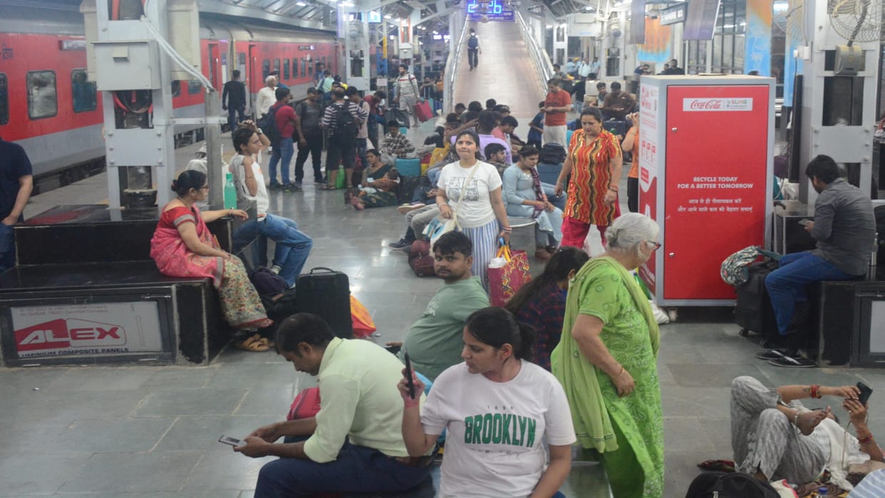 There was a fight in the trains going to Delhi, no room in Tatkal of Prayagraj Express