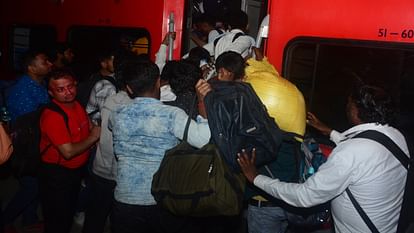 There was a fight in the trains going to Delhi, no room in Tatkal of Prayagraj Express