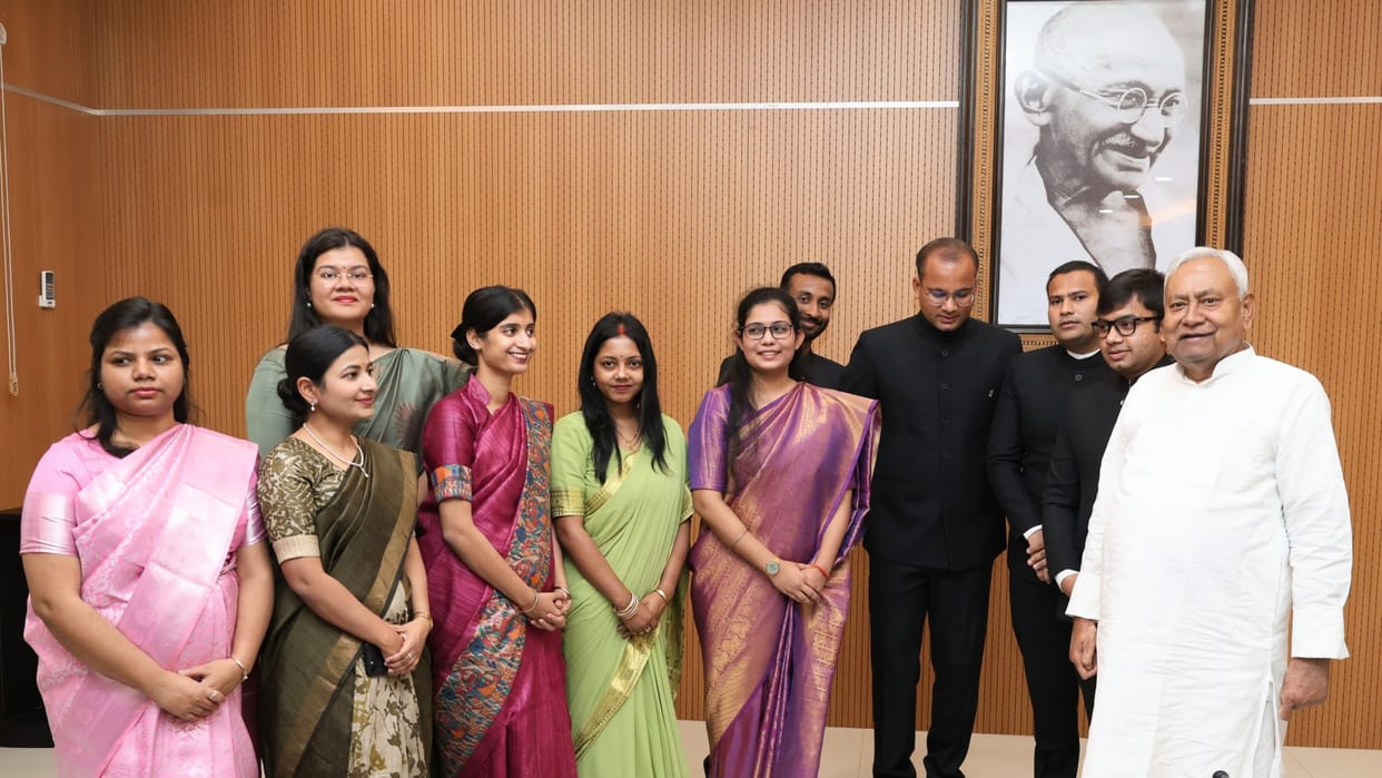 Patna: Trainee IAS officers of Bihar cadre of 2023 batch met Nitish Kumar, CM appreciated shared experiences