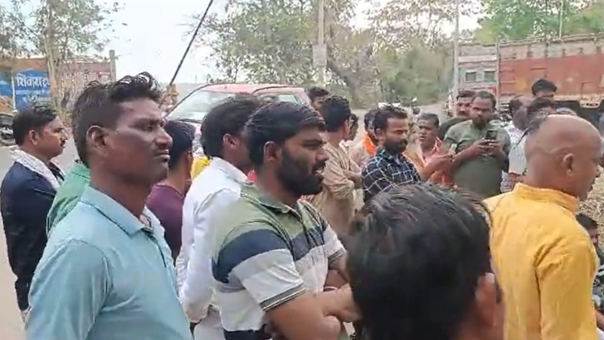 People angry with the one-sided action of the police surrounded the police station