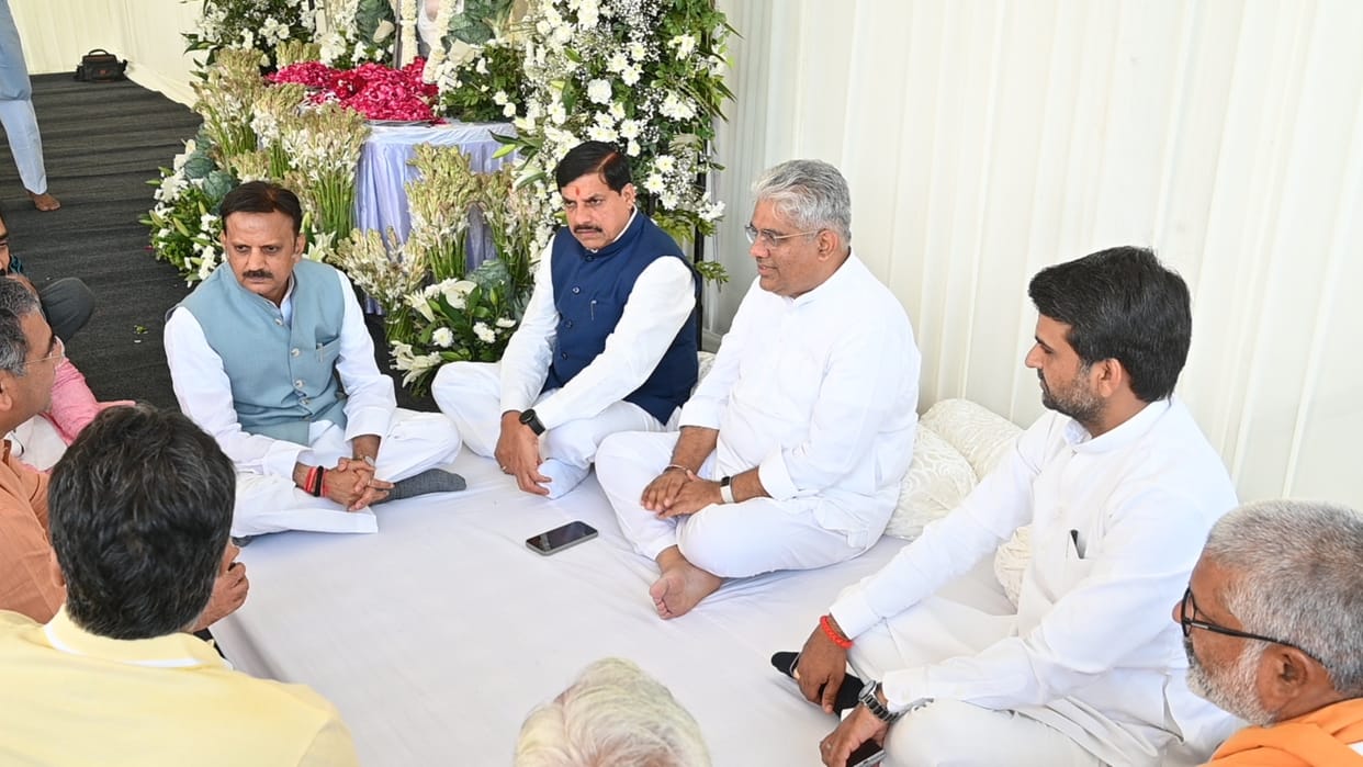MP: CM Dr. Yadav reached Haryana and paid tribute to the Union Minister's father on his demise, met the Vice P