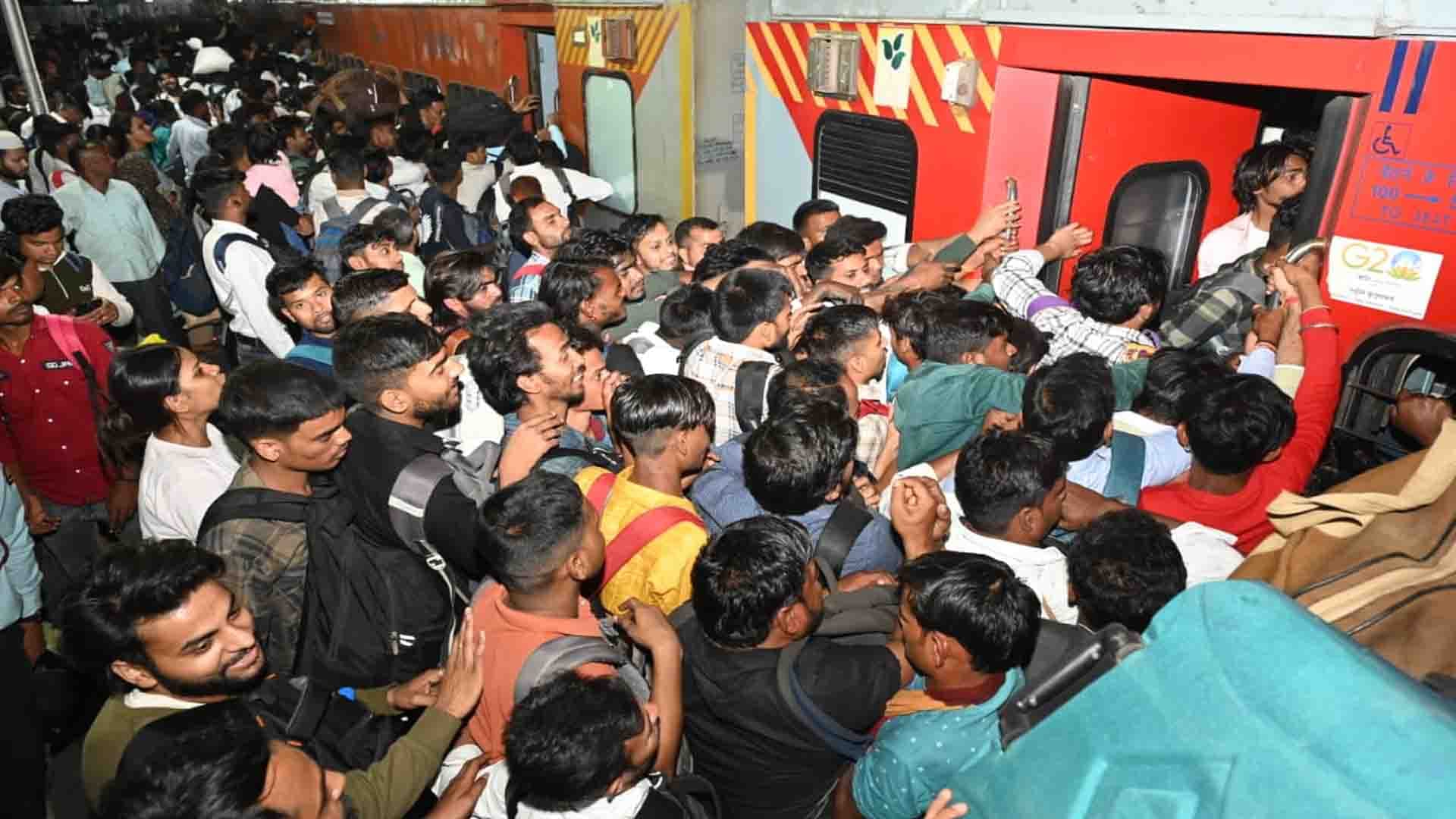 Kanpur: Crowd of people returning after celebrating Holi at Central, long route trains were full